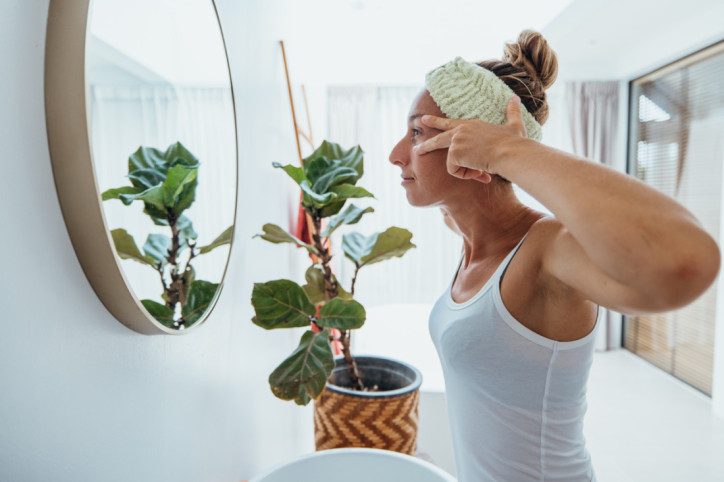 Eine Frau führt klassisches Gesichtsyoga durch