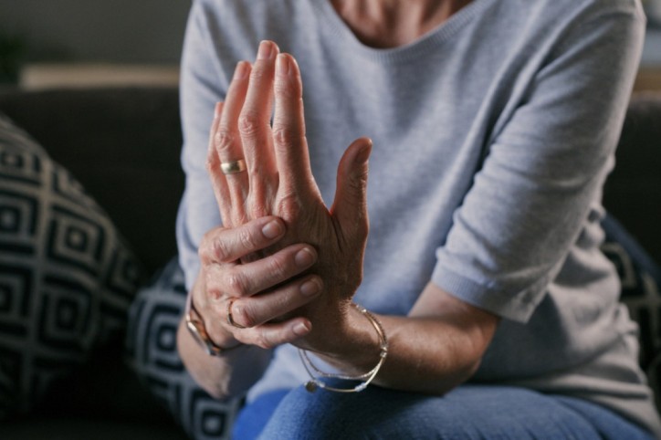 Eine ältere Dame klagt über Schmerzen im Handgelenk