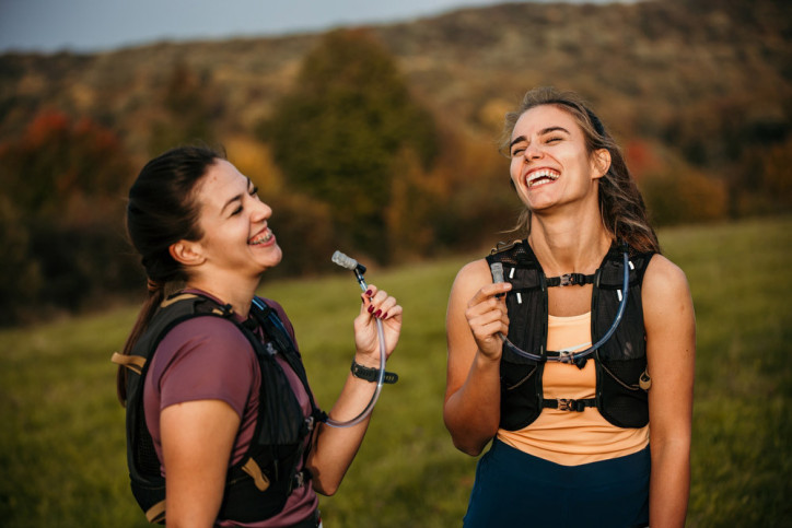 Zwei Frauen legen beim Trailrunning eine Trinkpause ein