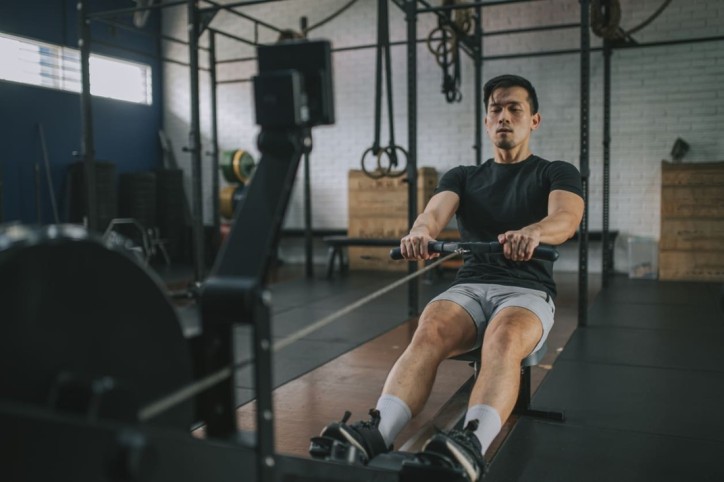 Ein Mann beim Krafttraining an einem Rudergerät