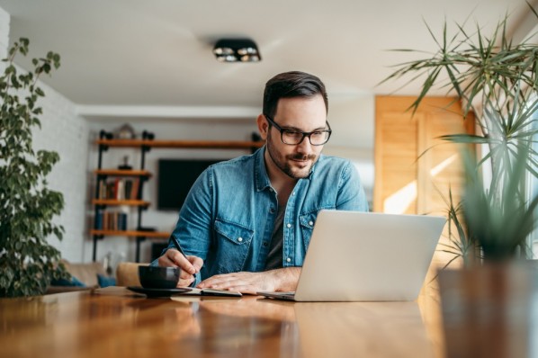 Mann arbeitet im Homeoffice