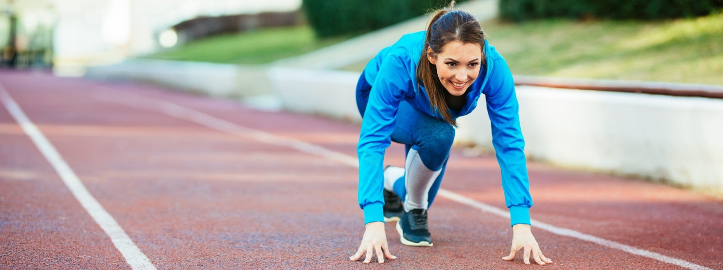 Frau in Startposition für Sprint