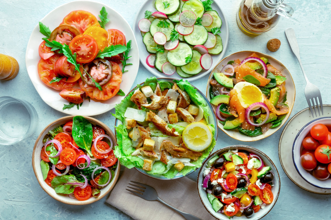Ein Tisch voller frischer Salate