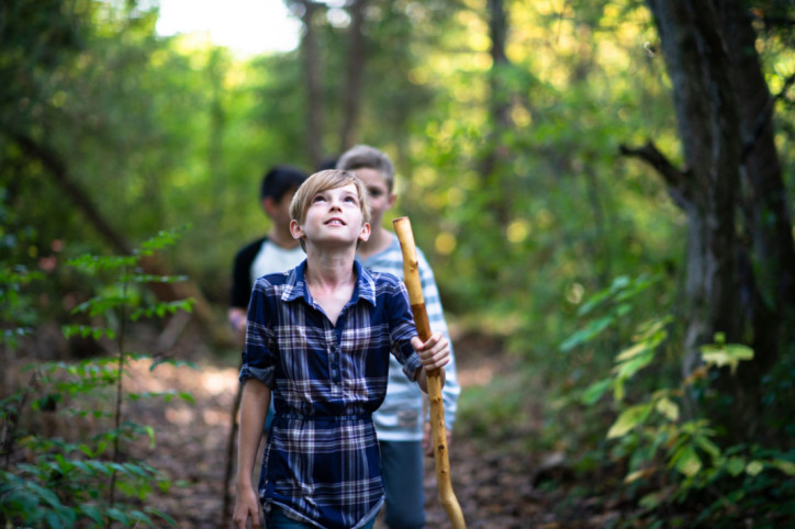 Eine Familie achtet beim Wandern auf den Eichenprozessionsspinner