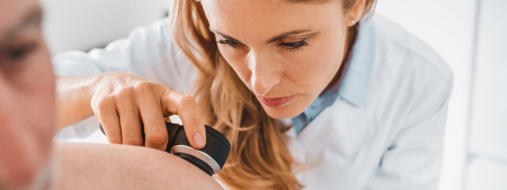 Hautärztin führt einen Hautcheck durch