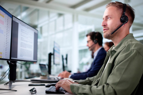 Mitarbeiter der Rettungsleitstelle bei der Arbeit