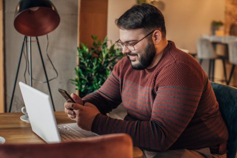 Ein Mann mit Adipositas nimmt den AOK Online-Coach in Anspruch.
