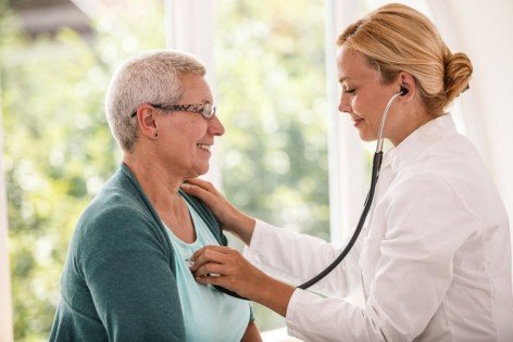 Eine Patientin unterzieht sich einer Herzinfarktvorsorge