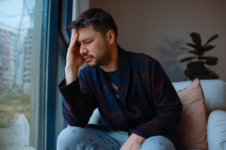 Ein Mann fühlt sich aufgrund des Norovirus nicht wohl