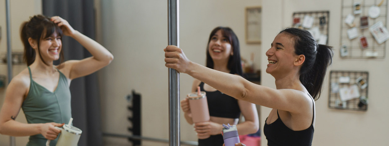 Drei Frauen betrachten eine Pole