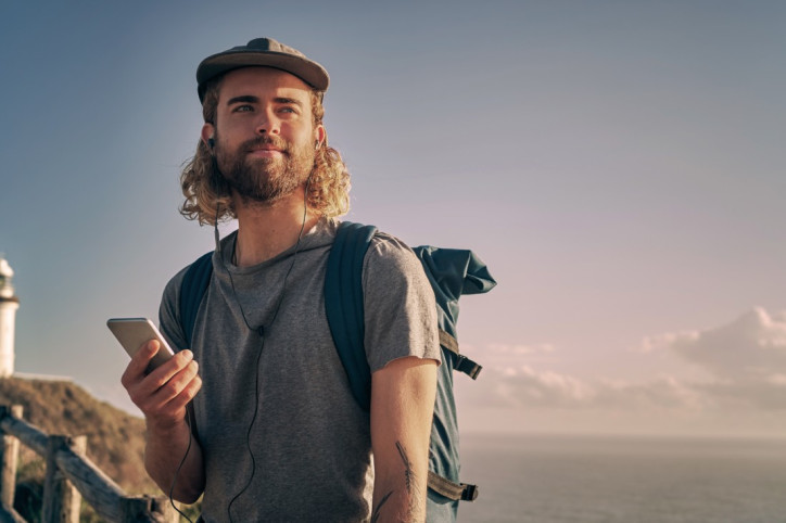 Ein Beschäftigter ist während seinem unbezahltem Urlaub auf Reisen.