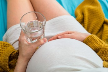 Schwangere Frau mit Wasserglas