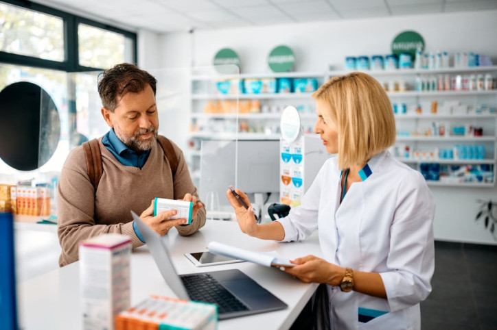 Apothekerin berät Kunden zu einem Antibiotikum