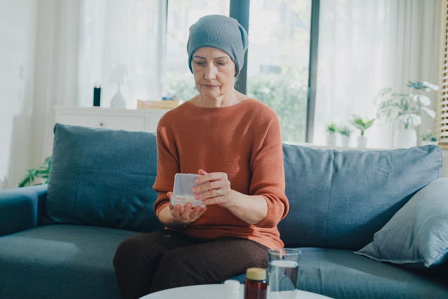 Eine Krebspatientin liest sich einen Beipackzettel zu ihrer Antihormontherapie durch.