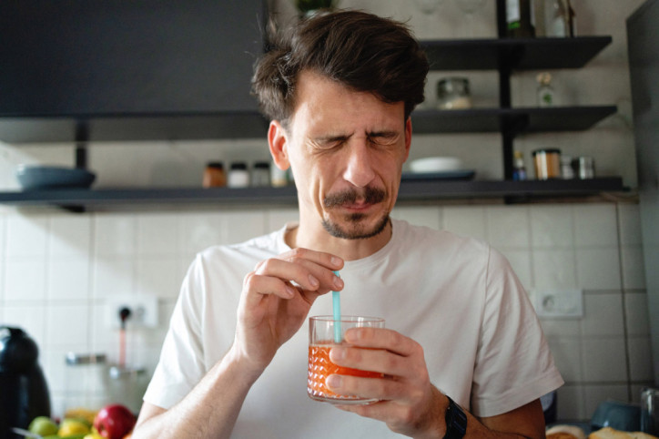 Ein Mann verzieht wegen dem Geschmack von Bitterstoffen das Gesicht