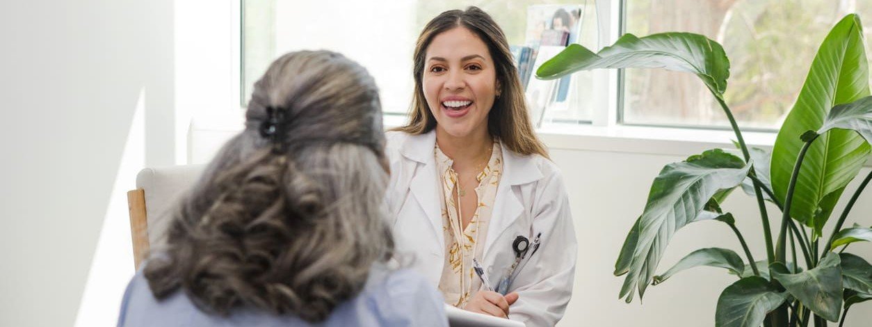 Neue Neurologin stellt sich Patientin vor