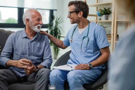 Ein Orthopäde spricht mit einem Patienten.