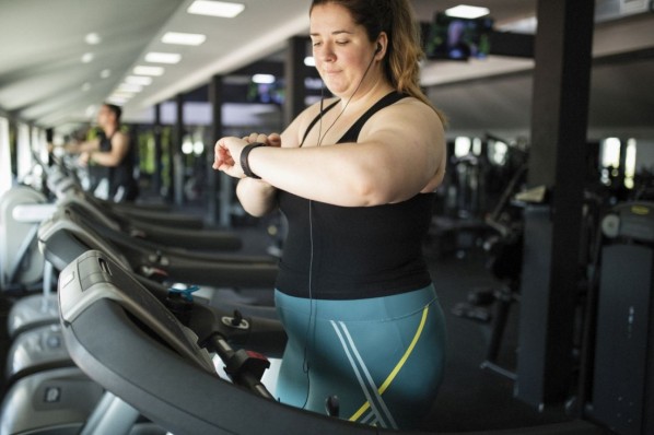 Übergewichtige Frauen im Fitnessstudio.