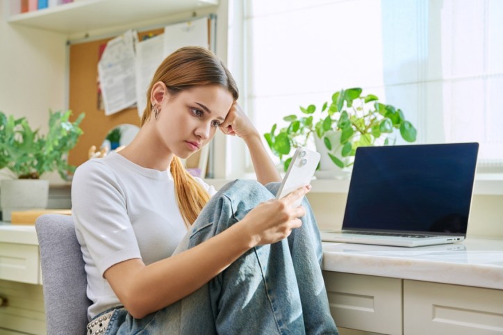 Ein jugendliches Mädchen fühlt sich trotz Social Media einsam