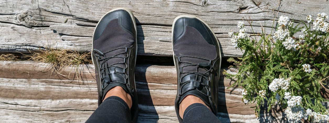 Eine Person trägt Barfußschuhe.