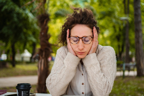 Eine Frau leidet an Sommerdepression