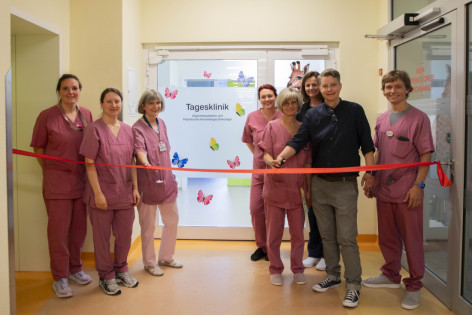 Die Direktorin der Universitätskinderklinik Magdeburg, durchschneidet gemeinsam mit dem kinderonkologischen Team sowie der Leiterin des Elternhauses das Band zur Eröffnung der allgemeinpädiatrischen und kinderonkologischen Tagesklinik.
