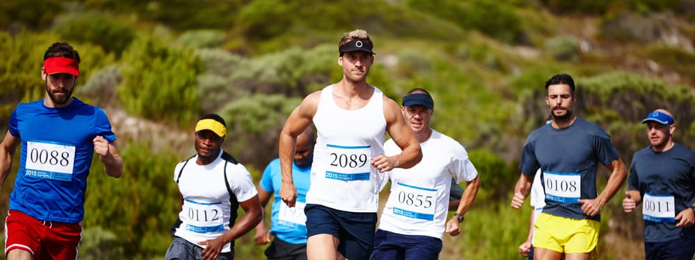 Eine Gruppe Triathlon-Läufer bei einer Laufeinheit