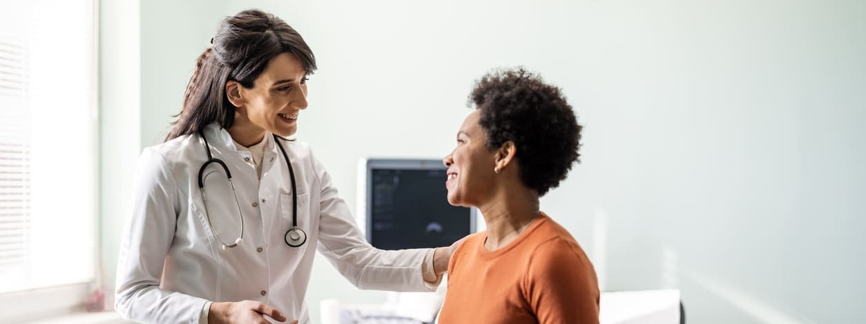Eine Allgemeinmedizinerin im MVZ in Zeitz behandelt und spricht mit einer Patientin.
