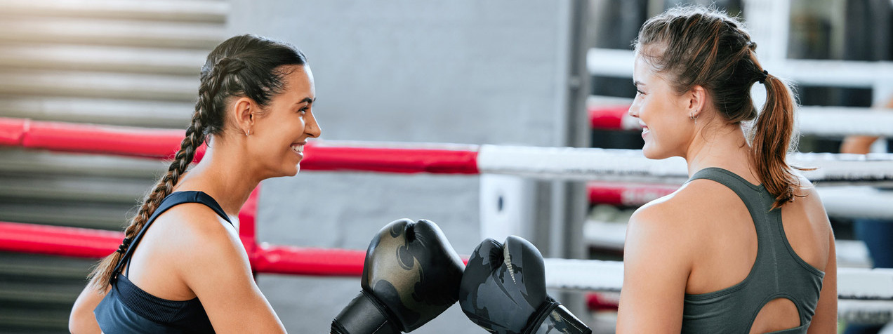 Zwei junge Frauen beim Boxtraining