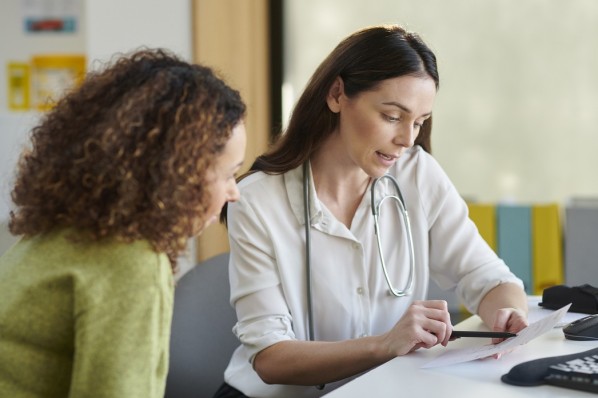 Hausärztin mit Patientin