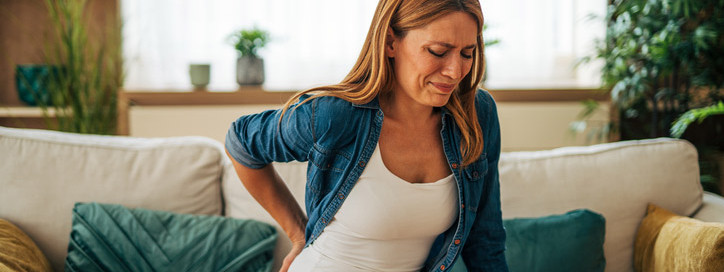Eine Frau erfährt einen Hexenschuss