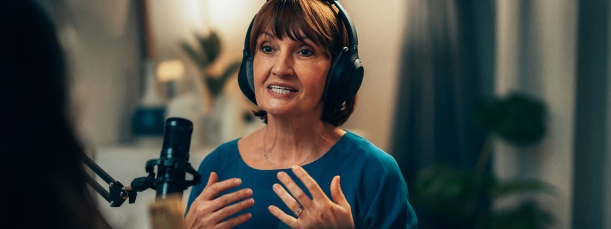 Eine Frau spricht einen Podcast ein