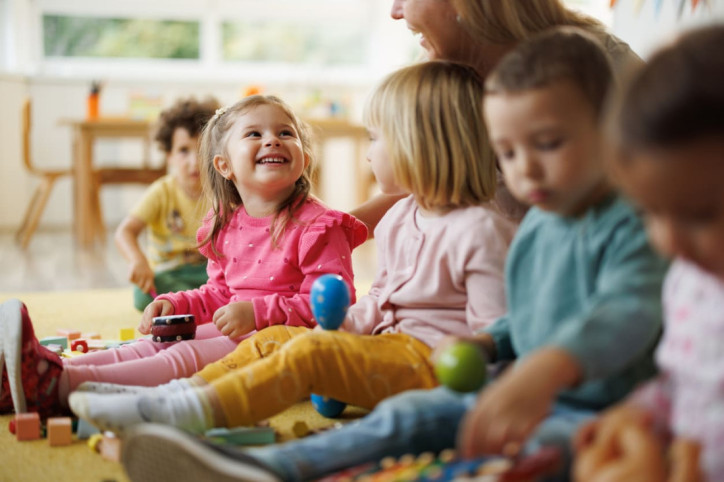 Kita-Kinder werden von einer Erzierhin betreut