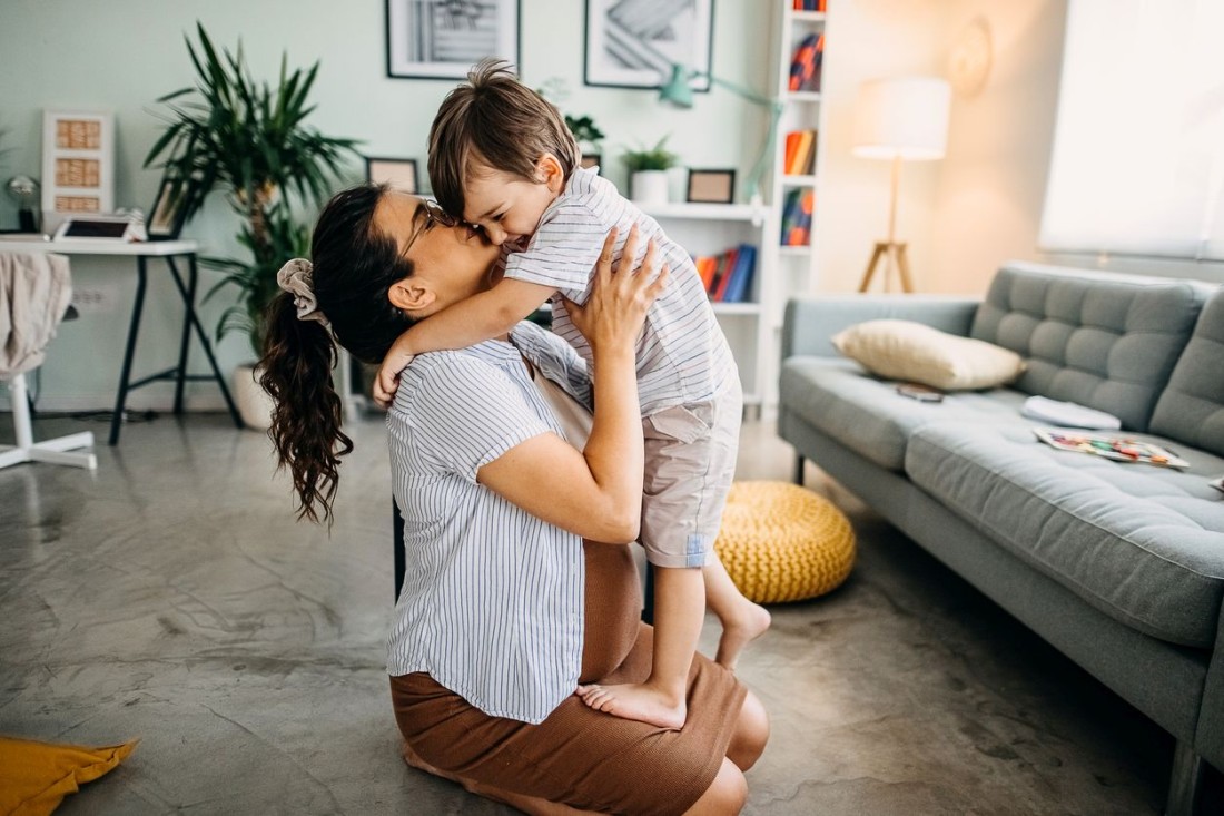 Schwangere und ihr Sohn spielen gerne zusammen.