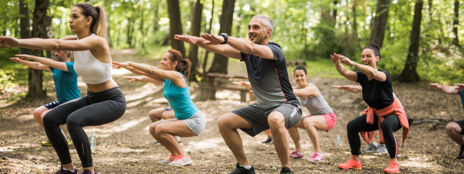 Ein Sportgruppe führt funktionelles Krafttraining mit der AOK Sportstunde in Sachsen-Anhalt aus.
