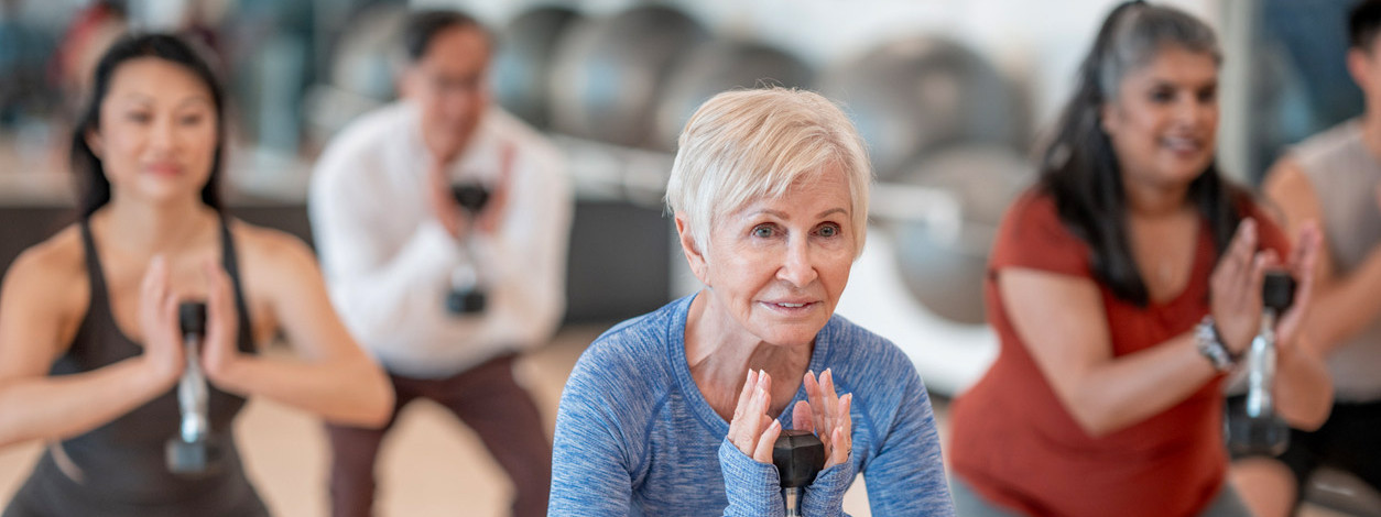 Eine Frauengruppe macht gemeinsam Sport mit Hanteln.