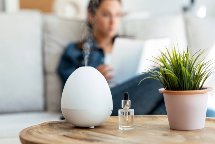 Eine Frau führt eine Aromatherapie zuhause durch