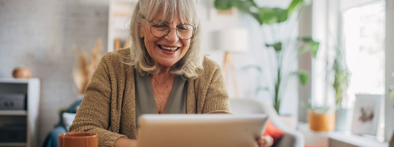Senioren freut sich über digitalen Austausch