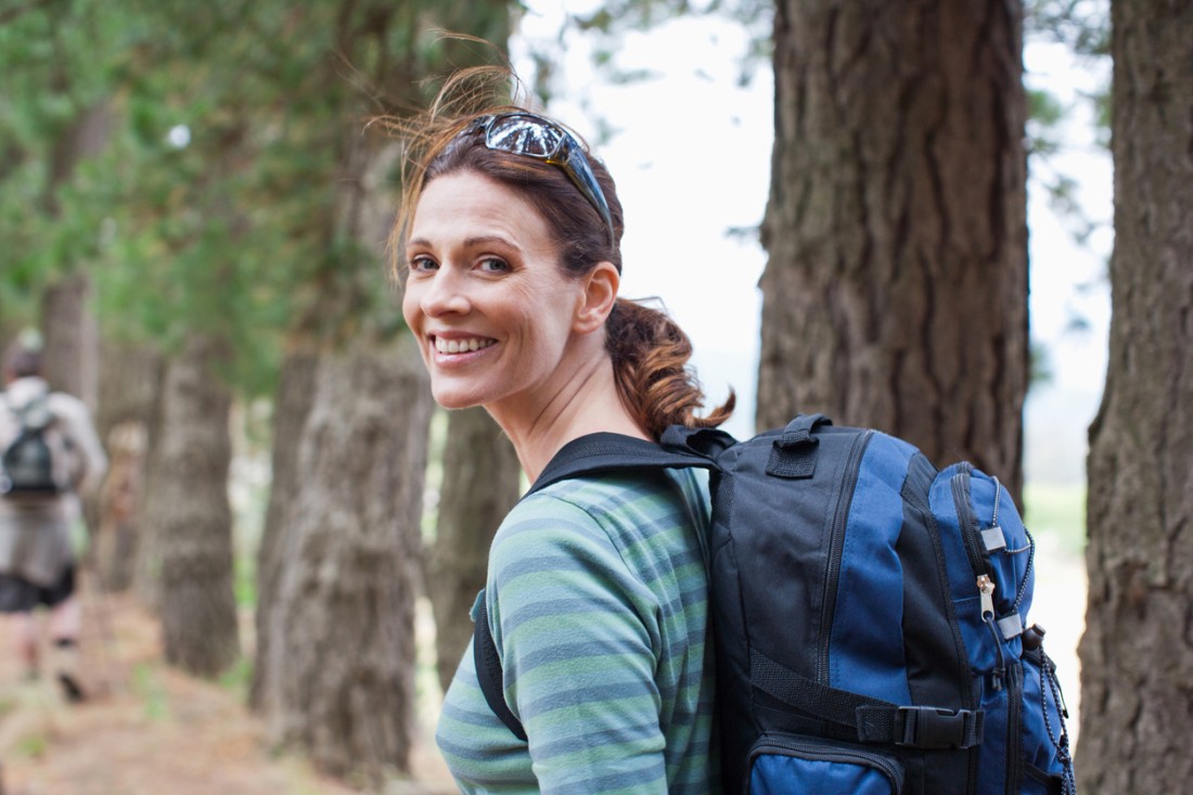 Frau wandert im Wald