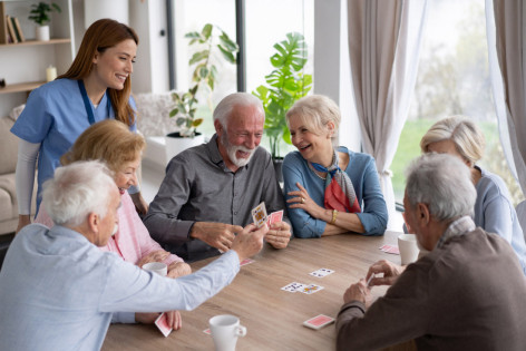 Senioren spielen Kartenspiel in Pflegeeinrichtung