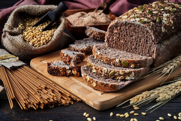 Verschiedene Vollkornprodukte, wie Brot und Nudeln