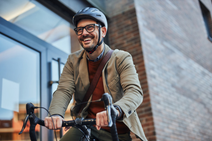 Ein Mann fährt mit dem Fahrrad zur Arbeit.