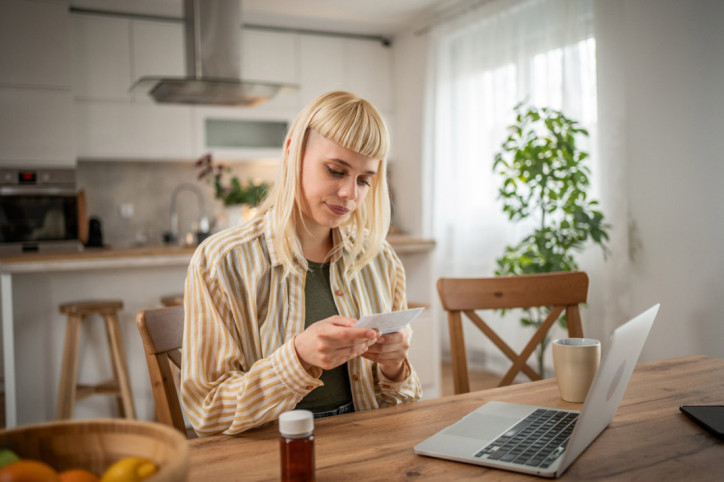 Eine junge Frau nimmt Medikamente gegen Lymphangitis ein