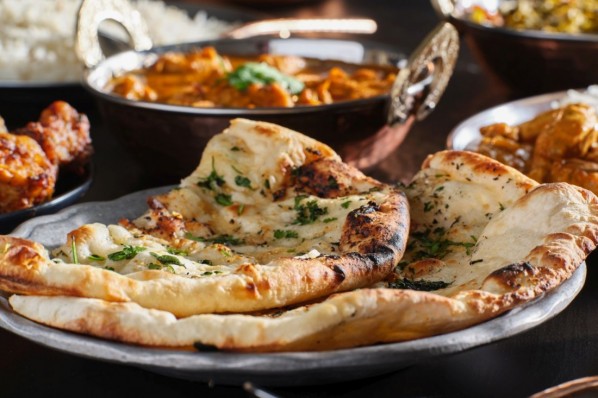 Naan-Brot mit Currygerichten