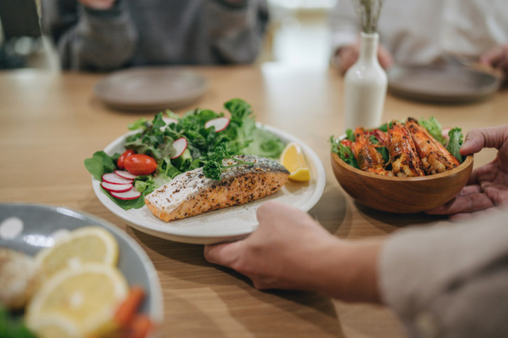 Lachsfilet mit Skyr und Gemüse als Rezept für Wikinger-Diät