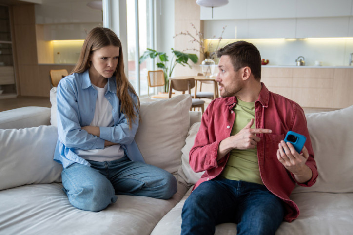 Eine Frau fühlt sich von ihrem Mann emotional manipuliert