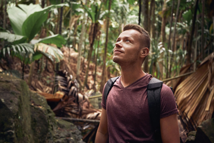 Junger Mann genießt unbesorgt Ausflug in Tropen. - AOK Sachsen-Anhalt sichert Urlaubsfreude mit Zuschuss zu Reise-Schutzimpfungen. 