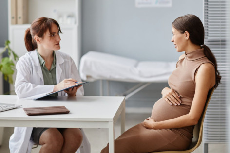 Eine Schwangere lässt sich in einer diabetologischen Schwerpunktpraxis zur Gestationsdiabetes beraten.