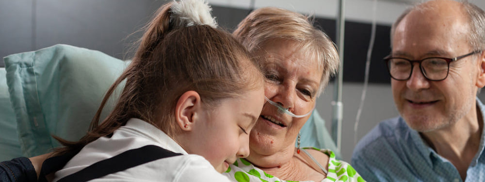 Eine Patientin wird im Anhalt-Hospiz Dessau von ihren Angehörigen besucht