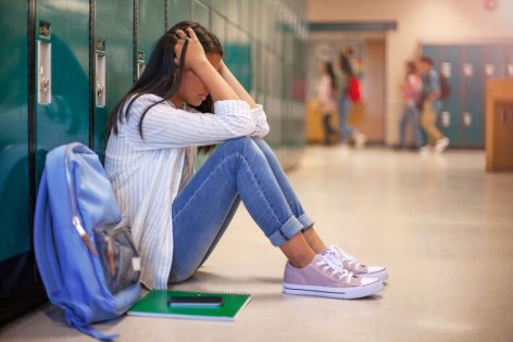 Es gestresster Teenager sitzt verzweifelt am Boden